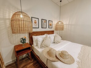 Villa rom�ántica, vista al jardín | 1 habitación, escritorio y espacio para trabajar con laptop 