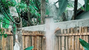 Romantic Villa, Garden View | Bathroom shower - Sugar Surf Lodge - Coliving & Coworking (Weligama)
