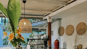 Microwave, stovetop, cookware/dishes/utensils - Sugar Surf Lodge - Coliving & Coworking (Weligama)