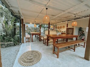 Microwave, stovetop, cookware/dishes/utensils