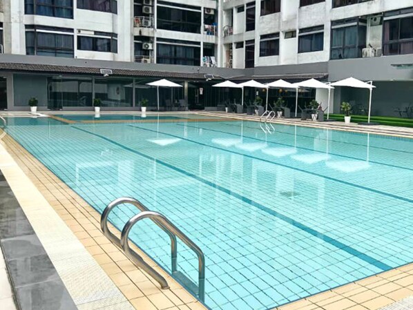 Una piscina al aire libre