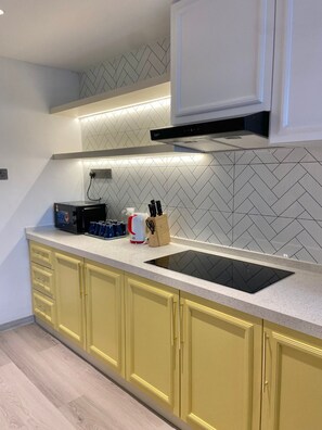 Réfrigérateur, four à micro-ondes, surface de cuisson