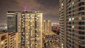 Un edificio alto con diversi piani, ampie finestre e una facciata luminosa.
