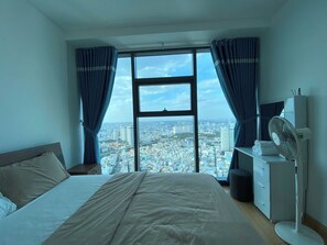 Apartamento luxo, 1 quarto, vista para a cidade | 1 quarto, escrivaninha, cortinas blackout, ferros/tábuas de passar roupa