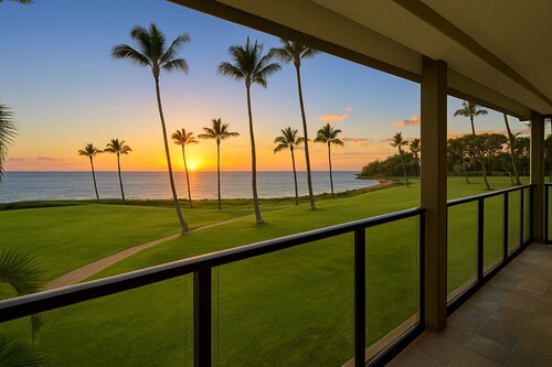 Ulua Beach Premier 2-Bedroom Oceanfront Unit...Unobstructed Ocean Views!