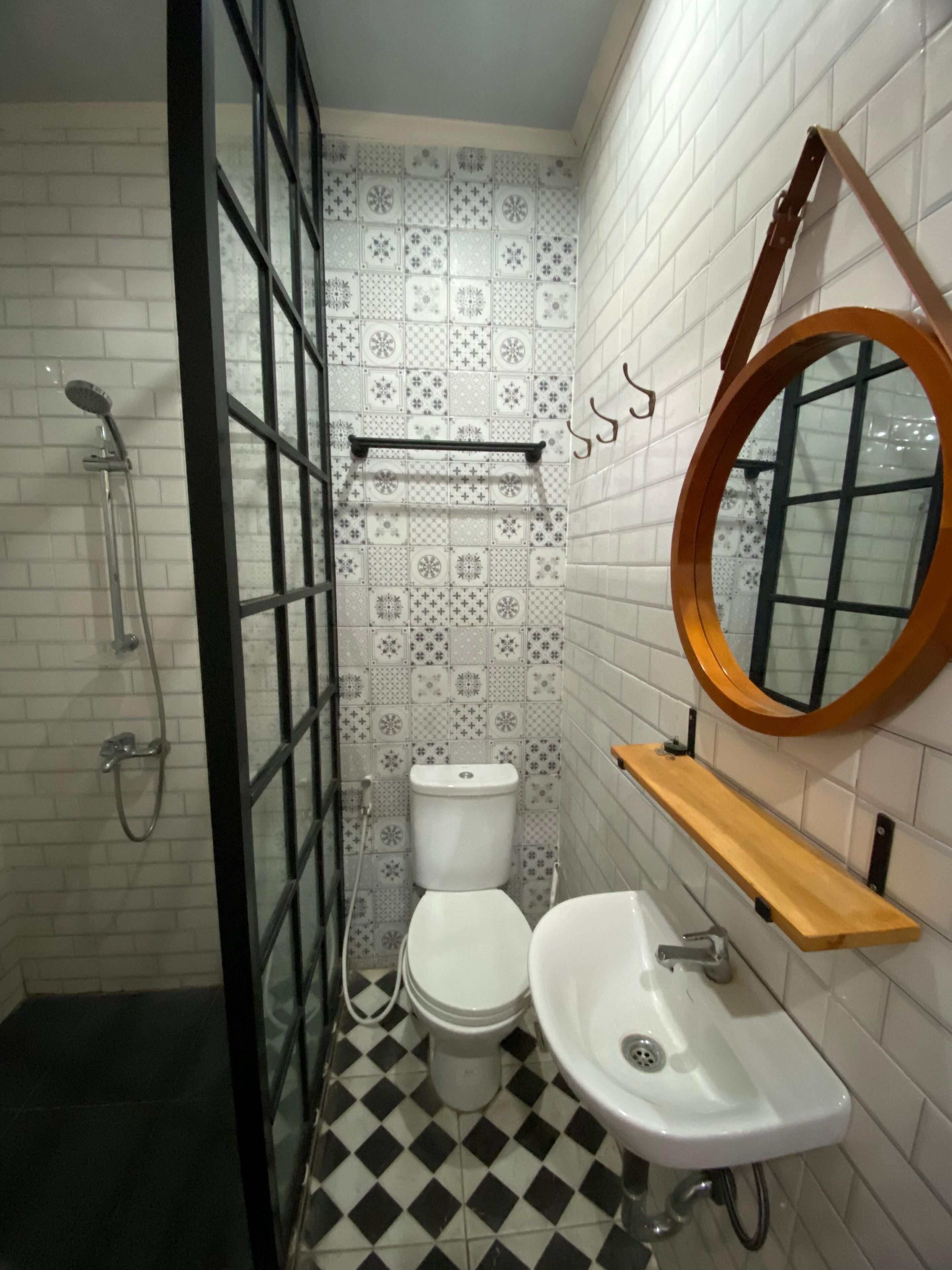 Kamar Keluarga | Kamar mandi | Shower, handuk, sabun, dan sampo