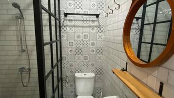 Kamar Keluarga | Kamar mandi | Shower, handuk, sabun, dan sampo