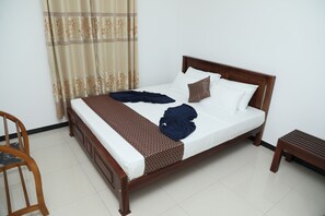 3 habitaciones, tabla de planchar con plancha y ropa de cama 