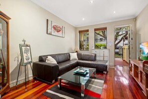 TV - Spacious 2-Bed Townhouse with Garage & Patio (Alexandria)