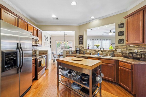 Fridge, microwave, oven, stovetop - PVT Backyard/Grt WIFI/Close to Dwntwn Lville/Slps6 (Lawrenceville)