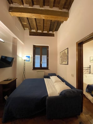2 habitaciones, tabla de planchar con plancha y cuna de viaje 