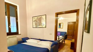 A bedroom with a bed, a map on the wall, and a wooden ceiling. - Romantic and TYPICAL FLORENTINE APARTMENT a 5min da Ponte Vecchio e Pitti Palace (Firenze)