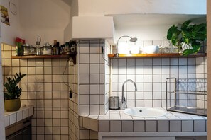 冷蔵庫、電子レンジ、食器洗い機、コーヒー / ティーメーカー