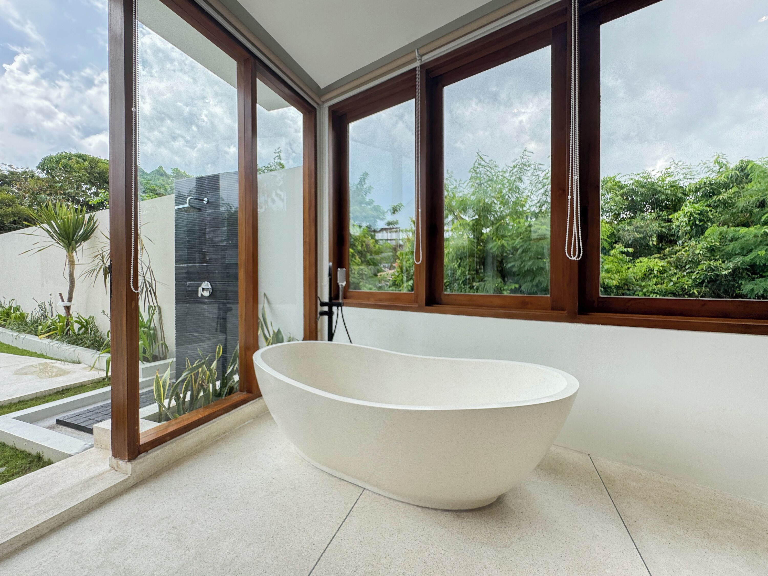 Bathtub, perlengkapan mandi gratis, pengering rambut, dan sandal