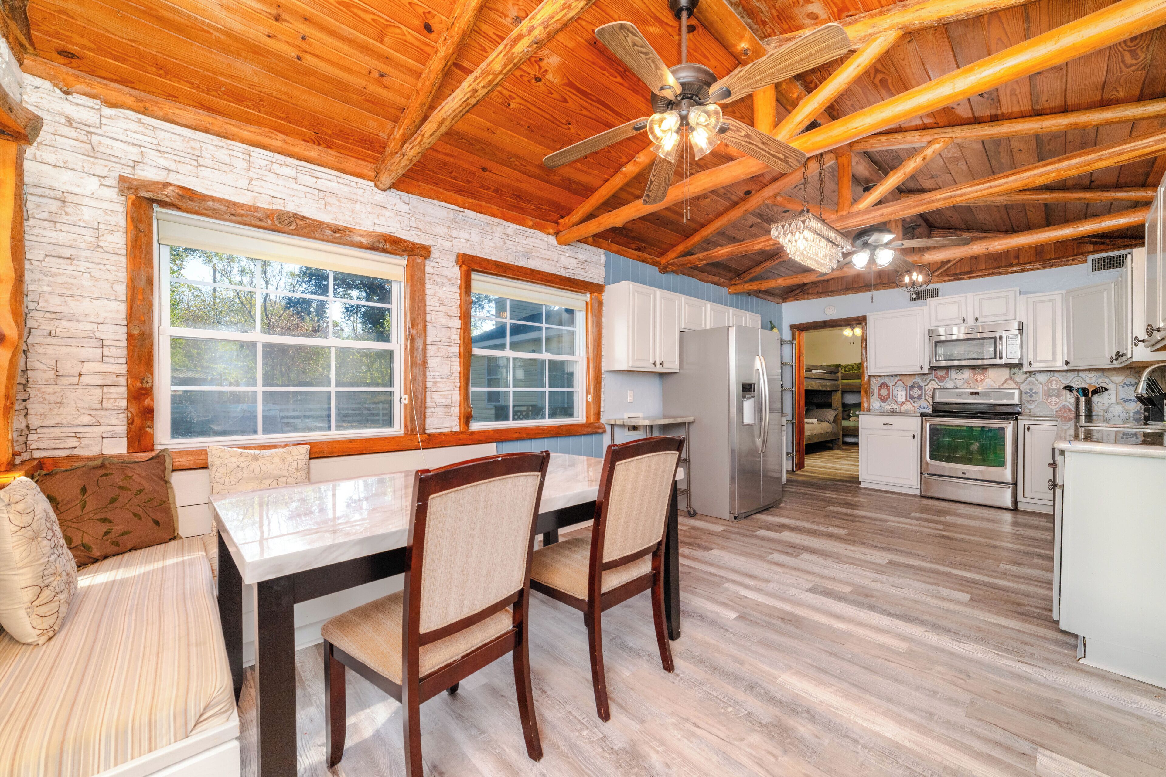 Refrigerador con freezer, microondas, horno, placa de cocina