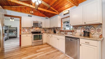 Basic House, Patio | Private kitchen | Full-size fridge, microwave, oven, stovetop