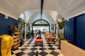 Lobby sitting area - Hotel Bangkokian (Bangkok)