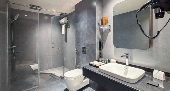 ห้องเอ็กเซกคิวทีฟสวีท, เตียงคิงไซส์ 1 เตียง, สูบบุหรี่ได้, ห้องครัวขนาดเล็ก (Shower Only) | ห้องน้ำ