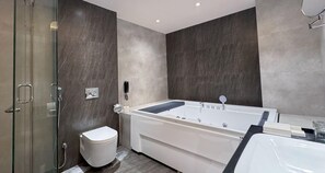 Kostenlose Toilettenartikel, Haartrockner, Bademäntel, Hausschuhe