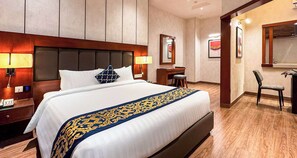 Suite Eksekutif, 1 Tempat Tidur King, Boleh Merokok, dapur kecil (Shower Only) | Setrika/meja setrika