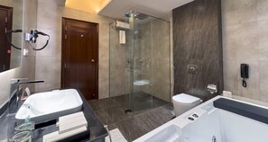 Kamar Eksekutif, 1 Tempat Tidur King, Boleh Merokok (Shower Only) | Kamar mandi | Perlengkapan mandi gratis, pengering rambut, jubah mandi, dan sandal