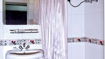 Chuveiro, chuveiro com efeito de chuva, toalhas de banho, sabonete