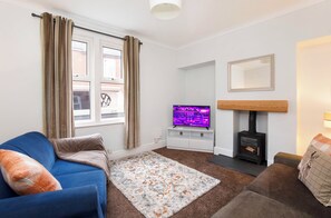 Smart TV, fireplace, books - Three Bedroom House | York Getaway 1# (Holgate)