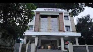 Um edifício com uma placa que diz "JOSCO TOWER".