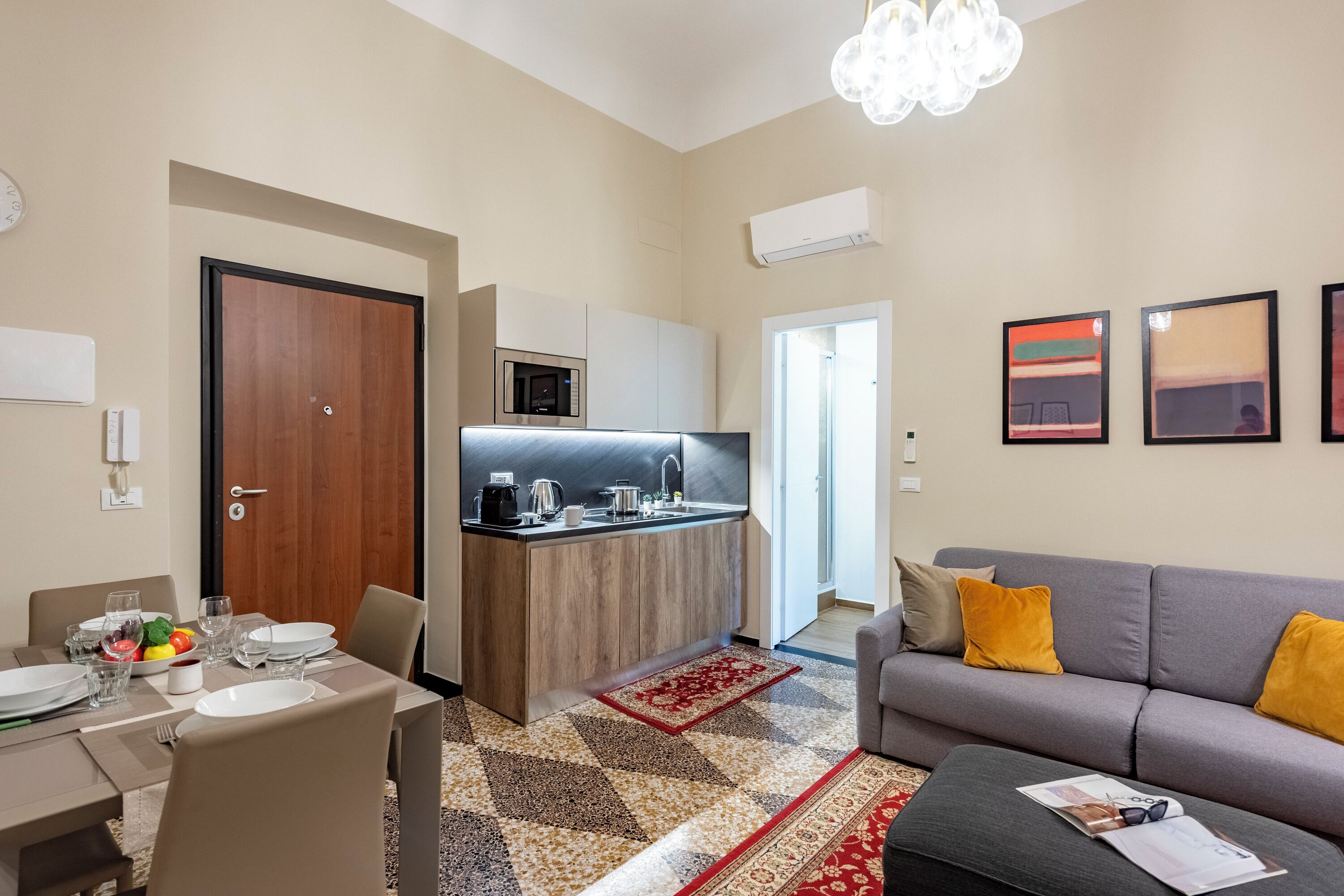Familienapartment, 1 Schlafzimmer, Mikrowelle (Lovely Apartment In Genova Historic) | Wohnbereich | 21-Zoll-Fernseher mit Digitalempfang