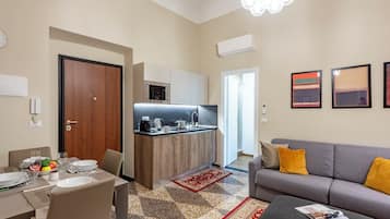 Familienapartment, 1 Schlafzimmer, Mikrowelle (Lovely Apartment In Genova Historic) | Wohnbereich | 21-Zoll-Fernseher mit Digitalempfang