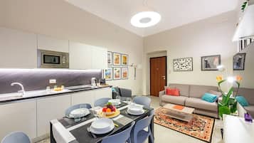 Standard Apartment, 2 Bedrooms, Microwave (Lovely Flat In Genova Historic Center) | Dining