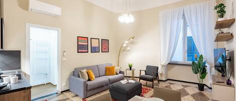 Family Apartment, Multiple Bedrooms (Lovely Flat In Genova Historic Center) | Living area | 21-inch flat-screen TV with digital channels