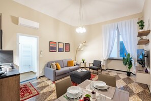 Familie appartement, meerdere slaapkamers (Lovely Flat In Genova Historic Center) | Woonruimte | Een 21-inch flatscreentelevisie met digitale zenders