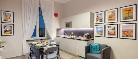 Appartement Standard, plusieurs chambres, 2 salles de bains (Lovely Flat In Genova Historic Center) | Cuisine privée | Réfrigérateur, micro-ondes, plaque de cuisson, lave-vaisselle