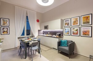 标准公寓, 多间卧室, 双浴室 (Lovely Flat In Genova Historic Center) | 私人厨房 | 冰箱、微波炉、炉灶、洗碗机