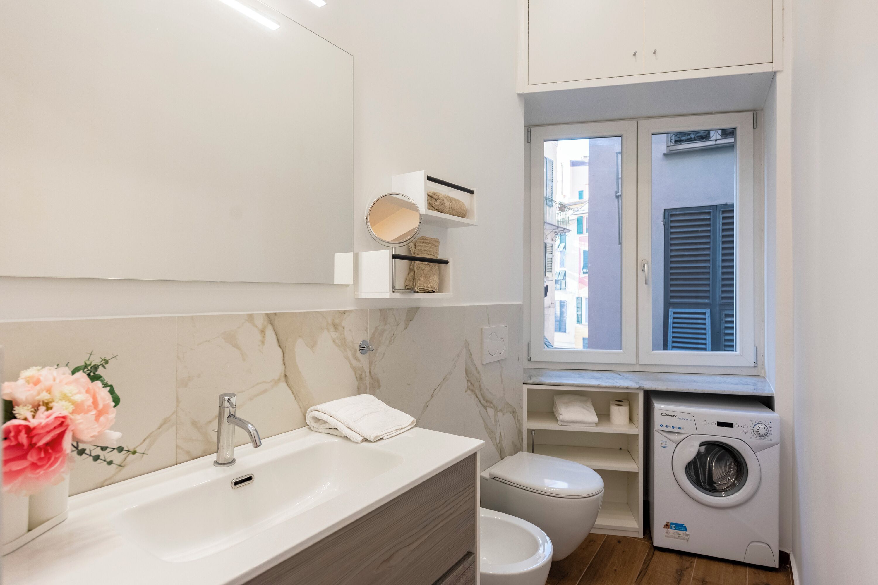 Standard-Apartment, Mehrere Schlafzimmer, 2 Bäder (Lovely Flat In Genova Historic Center) | Badezimmer | Dusche, Haartrockner, Bidet, Handtücher