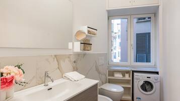 Standard-Apartment, Mehrere Schlafzimmer, 2 Bäder (Lovely Flat In Genova Historic Center) | Badezimmer | Dusche, Haartrockner, Bidet, Handtücher