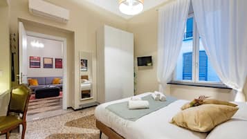 Standard-Apartment, Mehrere Schlafzimmer, 2 Bäder (Lovely Flat In Genova Historic Center) | 1 Schlafzimmer, Bügeleisen/Bügelbrett, kostenloses WLAN, Bettwäsche