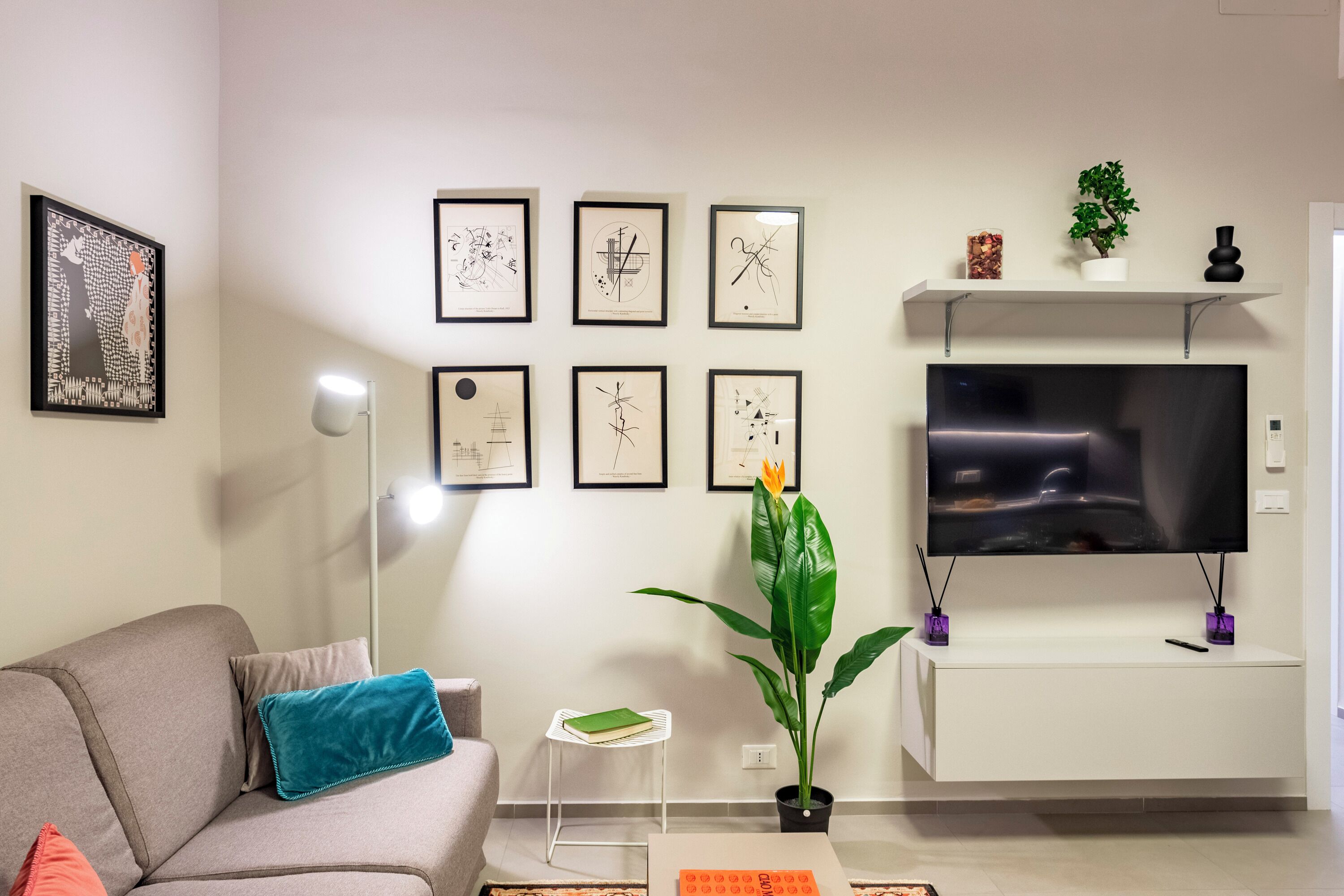 Lägenhet Standard - 2 sovrum - mikrovågsugn (Lovely Flat In Genova Historic Center) | Vardagsrum | 21-tums platt-tv med digitalkanaler
