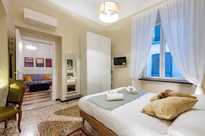 Familie appartement, meerdere slaapkamers (Lovely Flat In Genova Historic Center) | 1 slaapkamer, een strijkplank/strijkijzer, gratis wifi, beddengoed