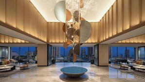 Lobby-lounge