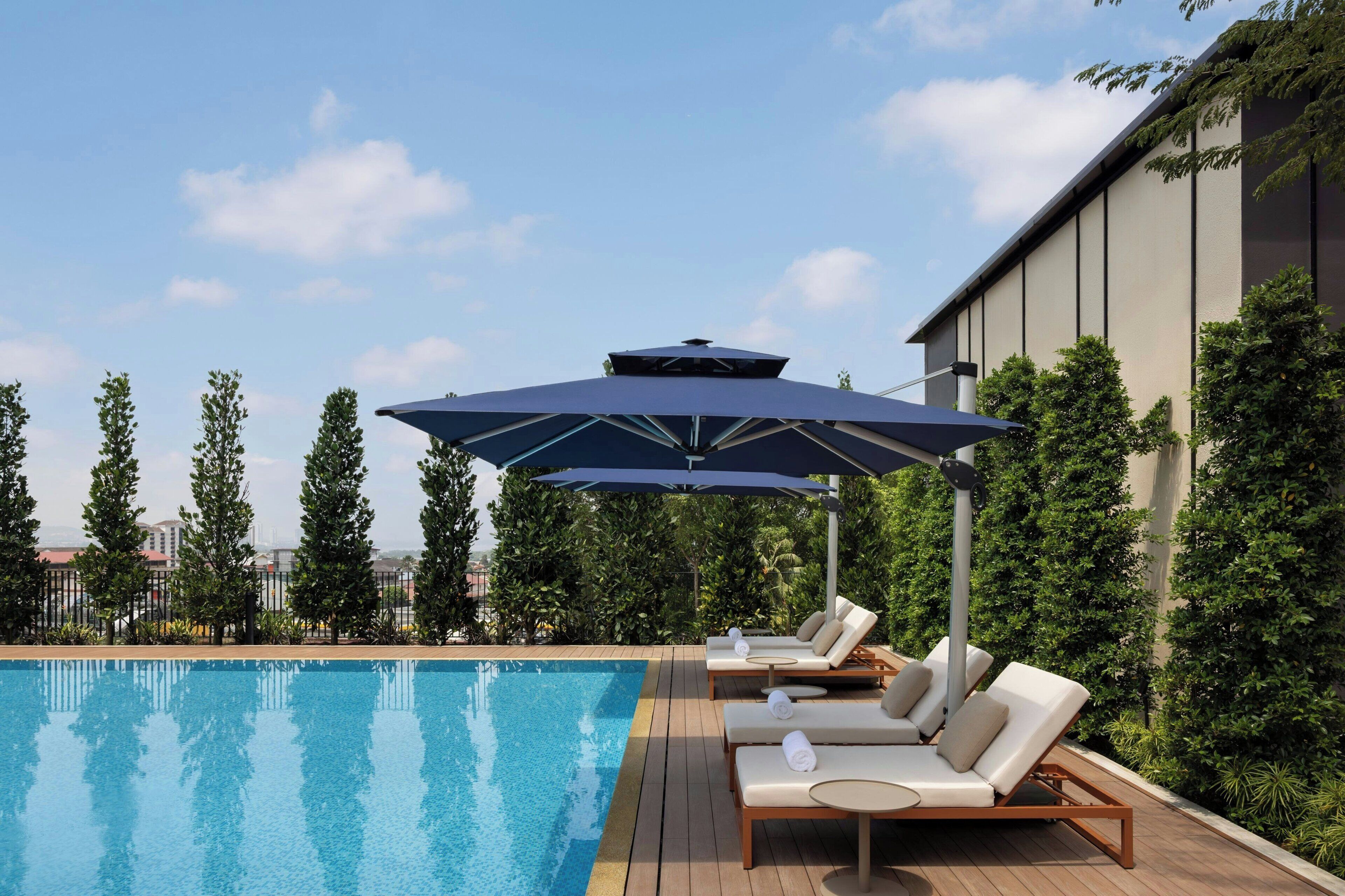 2 個室外泳池；07:00 至 21:00 開放；泳池傘、躺椅