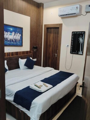 Deluxe Double Room | Free WiFi - Tirupati Balaji Inn Bageshwar Dham (Rajnagar)
