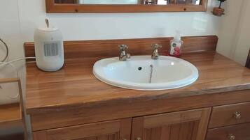 Douche, sèche-cheveux, serviettes fournies, papier toilette