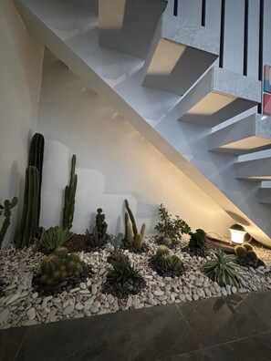 المنشأة من الداخل