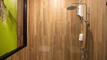 Design-værelse | Badeværelse | Bruser, gratis toiletartikler, hårtørrer, håndklæder