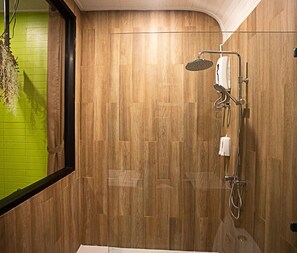 Design Room | Bathroom | Shower, free toiletries, hair dryer, towels - NY Resort Nonthaburi (Nonthaburi)