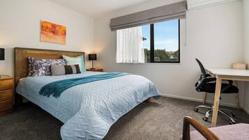 5 Schlafzimmer, Schreibtisch, Bügeleisen/Bügelbrett, WLAN