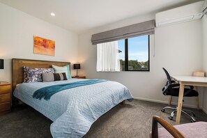 5 bedrooms, desk, iron/ironing board, WiFi - Auckland Golden Phoenix Holiday Homes (Auckland)
