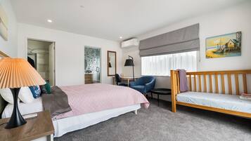 5 bedrooms, desk, iron/ironing board, WiFi